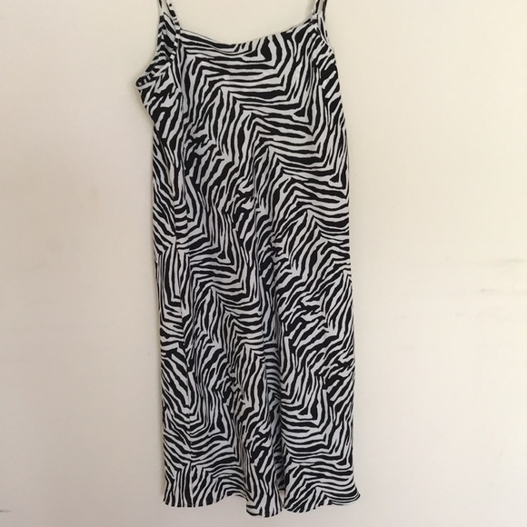 Exciting zebra dress 🦓💃🖤 - Picture 4 of 6